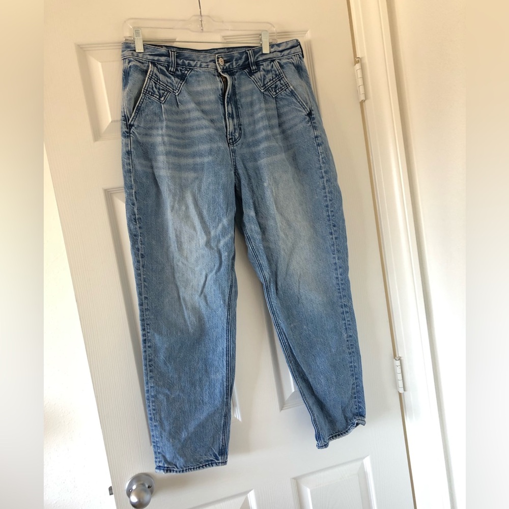 American Eagle Mom Jeans Size 12 Distressed Denim Front Pocket Detail